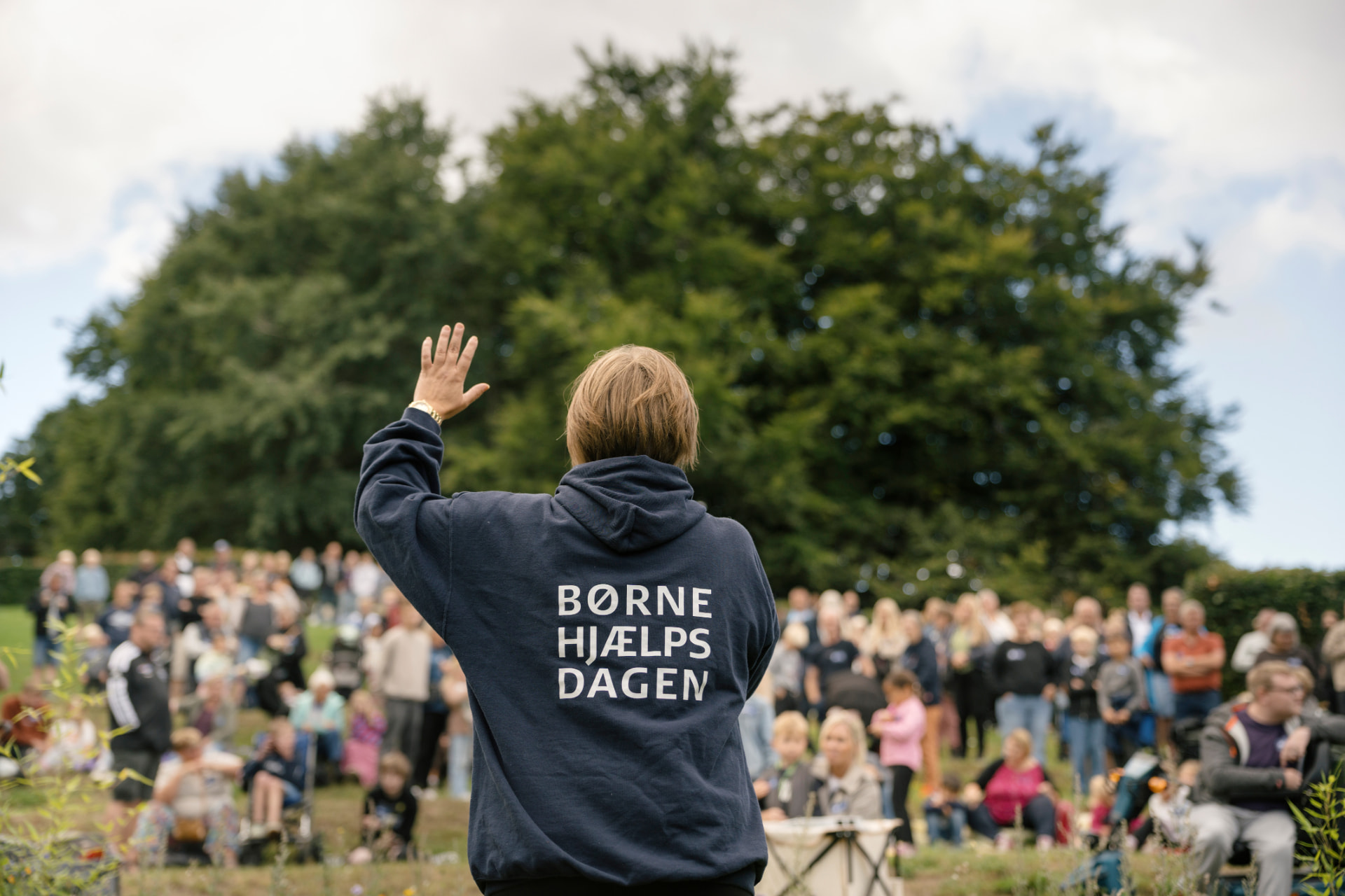 Børnehjælpsdagen hilser på publikum i Ree Park