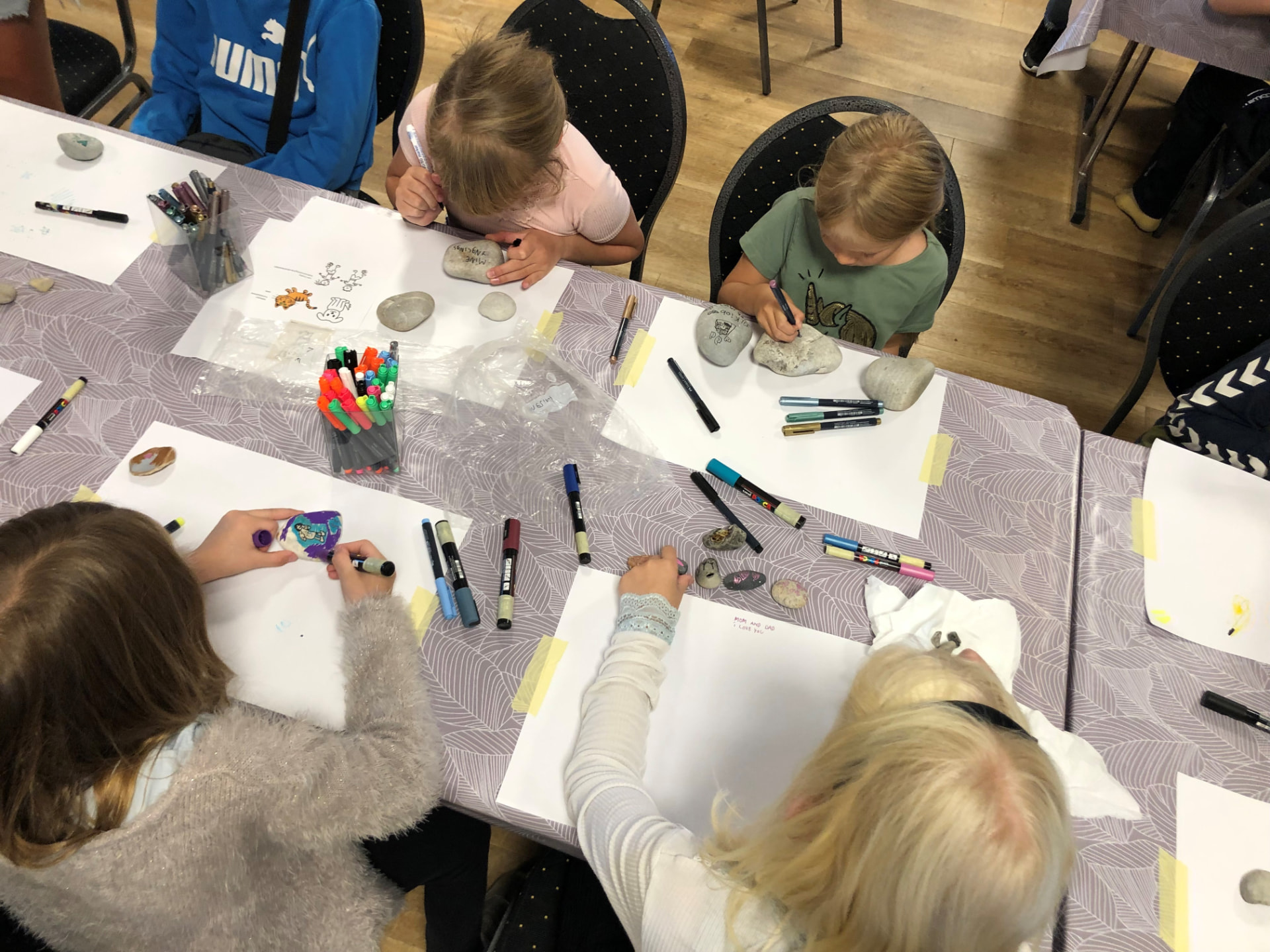 Børn maler sten på sommercamp